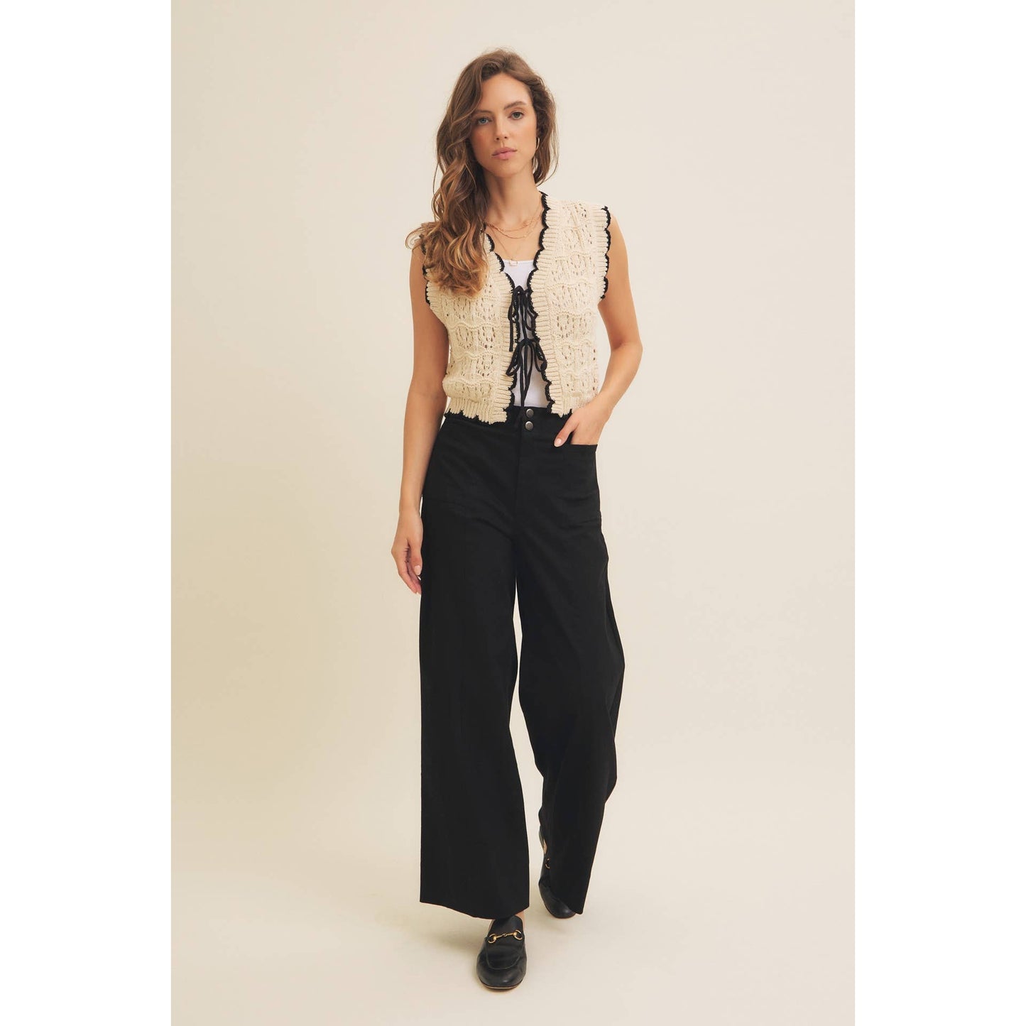 CROCHET SWEATER VEST WITH SCALLOP AND BOW: NATURAL/BLACK