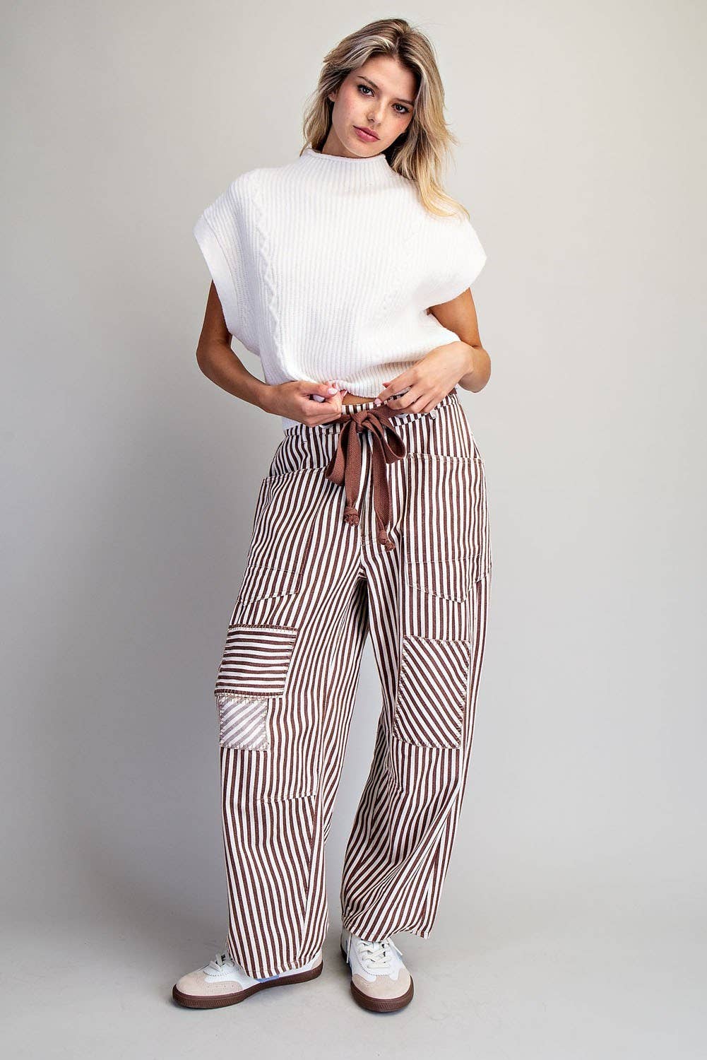 STRIPED DRAWSTRING BARREL PANTS: CARAMEL
