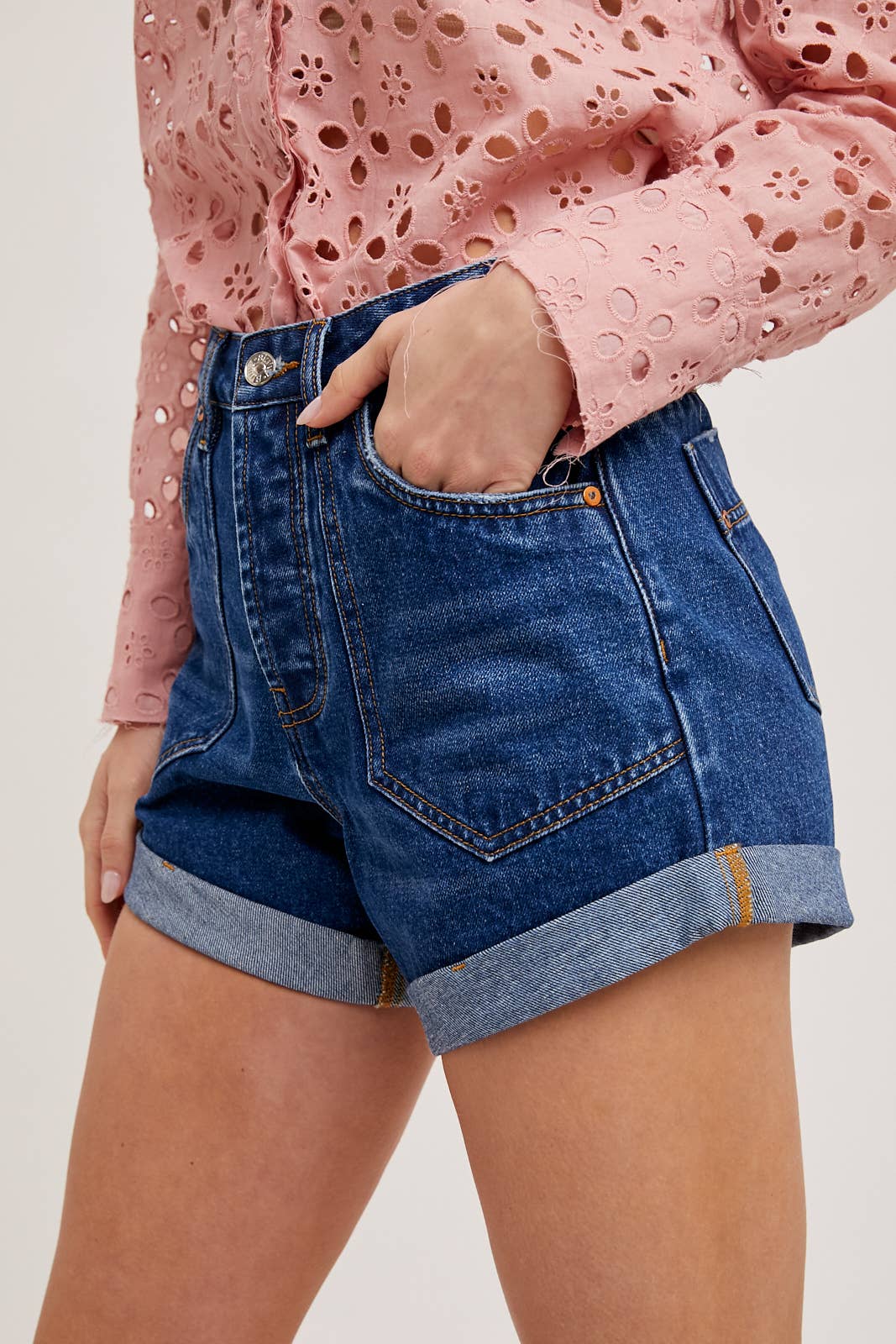 WESTERN POCKET ROLLED HEM DENIM SHORTS: MED.WASH / M