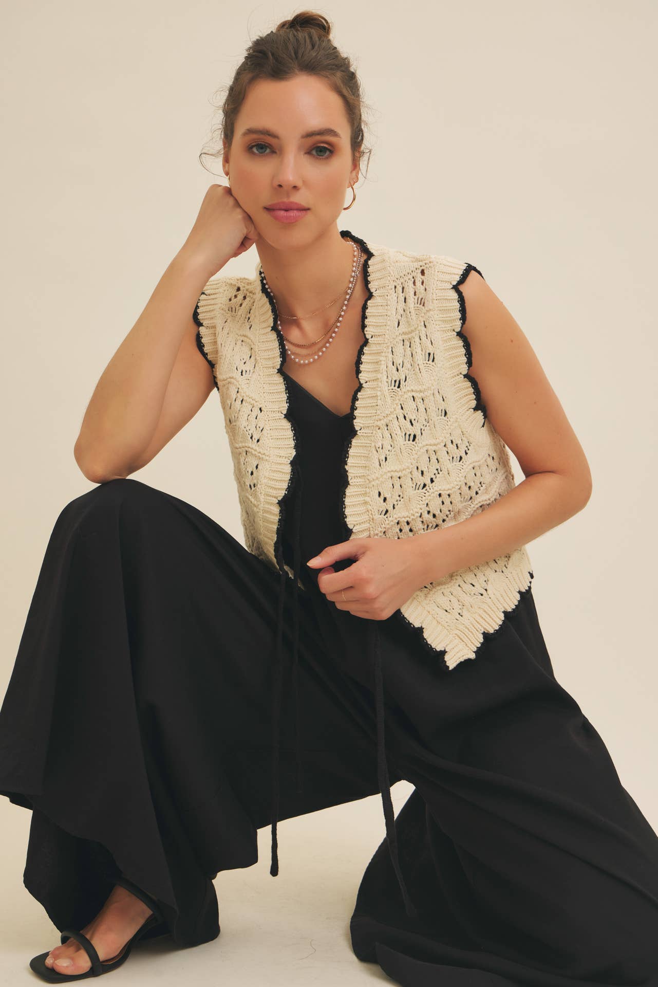CROCHET SWEATER VEST WITH SCALLOP AND BOW: NATURAL/BLACK