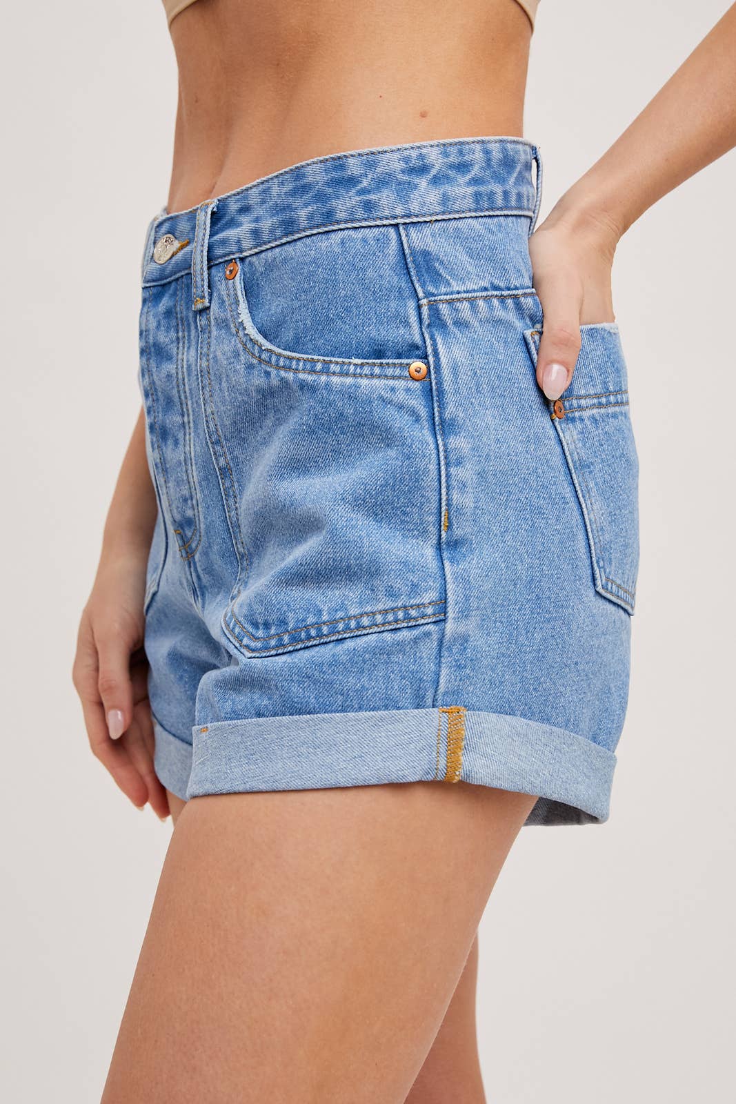 WESTERN POCKET ROLLED HEM DENIM SHORTS: MED.WASH / M