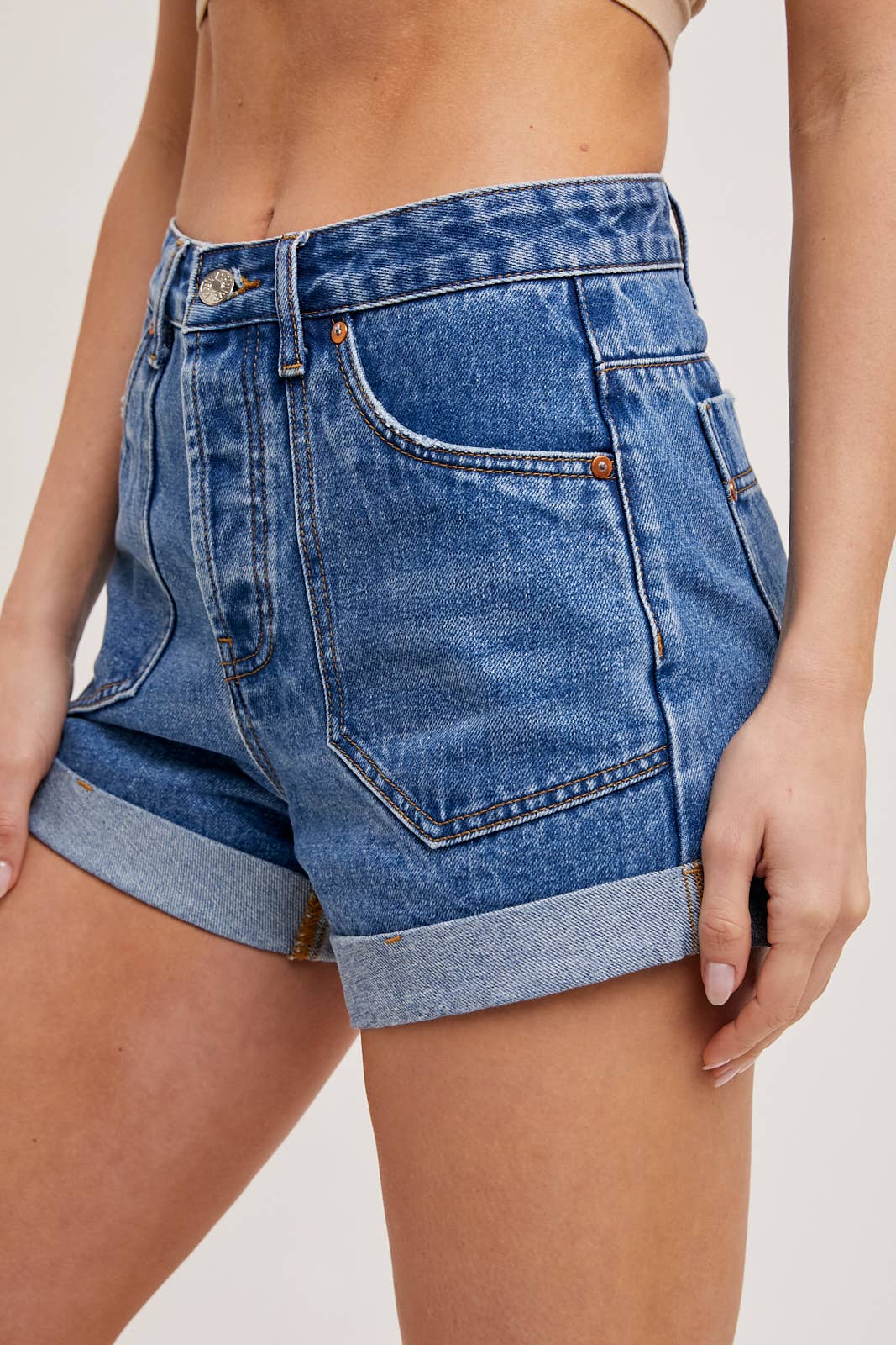 WESTERN POCKET ROLLED HEM DENIM SHORTS: MED.WASH / M