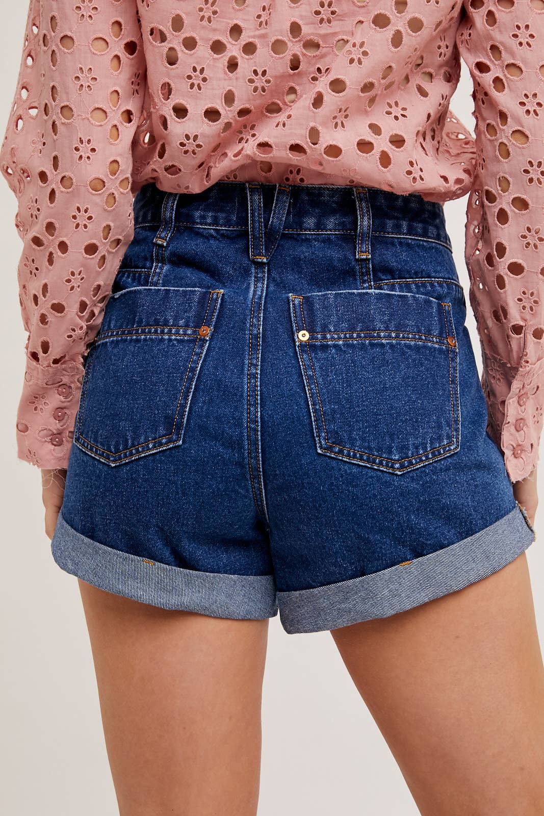 WESTERN POCKET ROLLED HEM DENIM SHORTS: MED.WASH / M