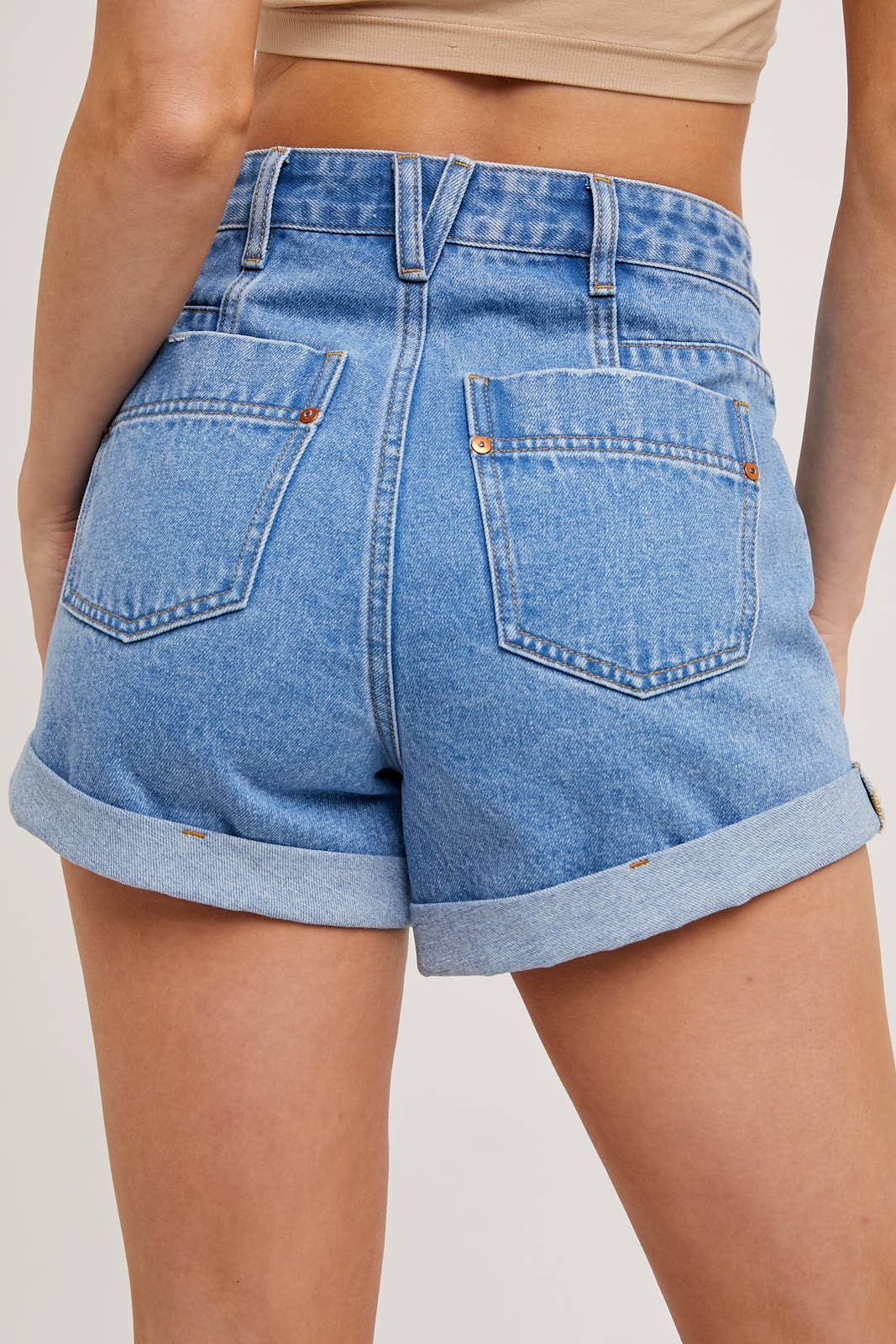 WESTERN POCKET ROLLED HEM DENIM SHORTS: MED.WASH / M