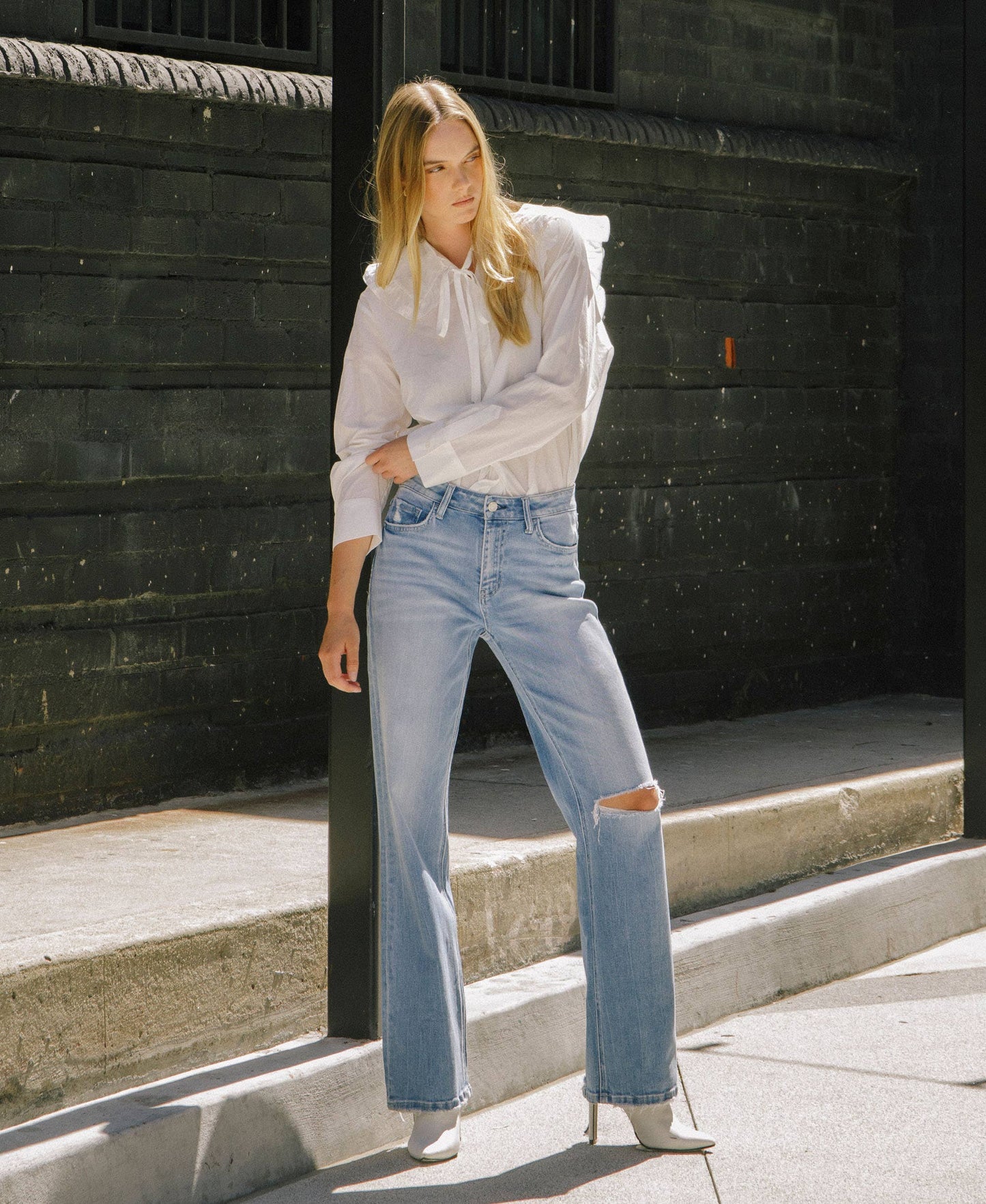 HIGH RISE DISTRESSED SLIM WIDE JEANS T6571: LITERARY / 26