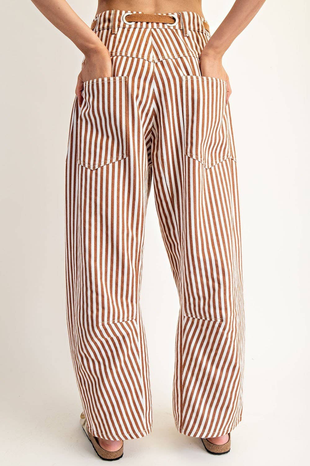 STRIPED DRAWSTRING BARREL PANTS: CARAMEL