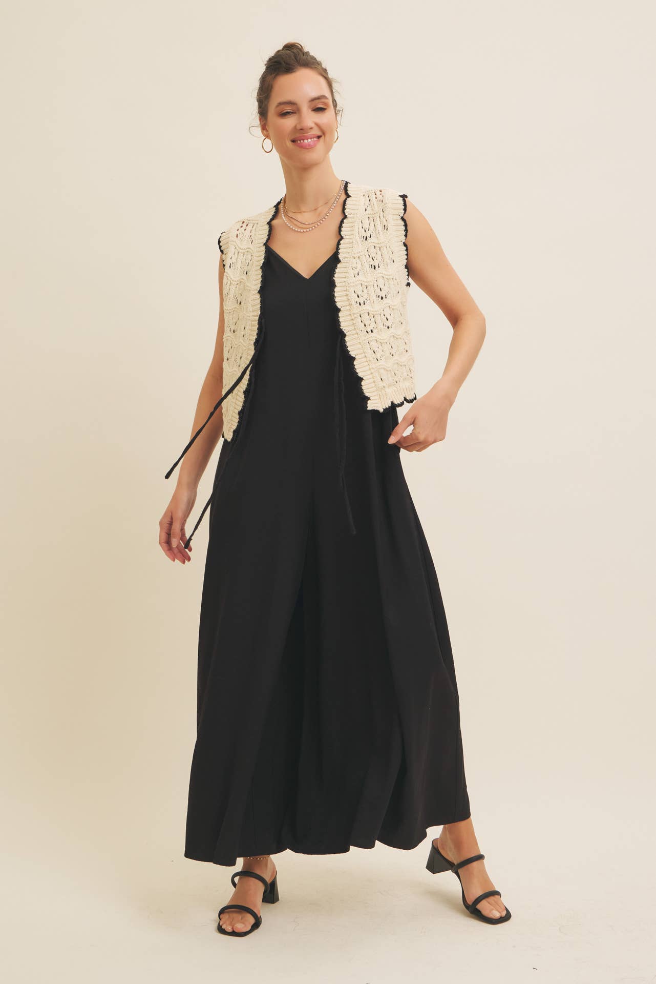 CROCHET SWEATER VEST WITH SCALLOP AND BOW: NATURAL/BLACK