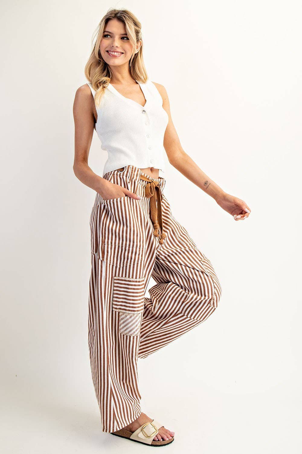 STRIPED DRAWSTRING BARREL PANTS: CARAMEL