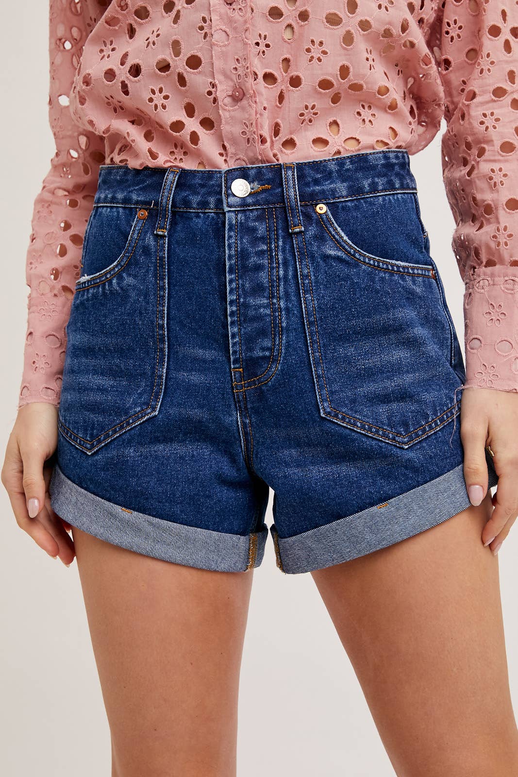 WESTERN POCKET ROLLED HEM DENIM SHORTS: MED.WASH / M