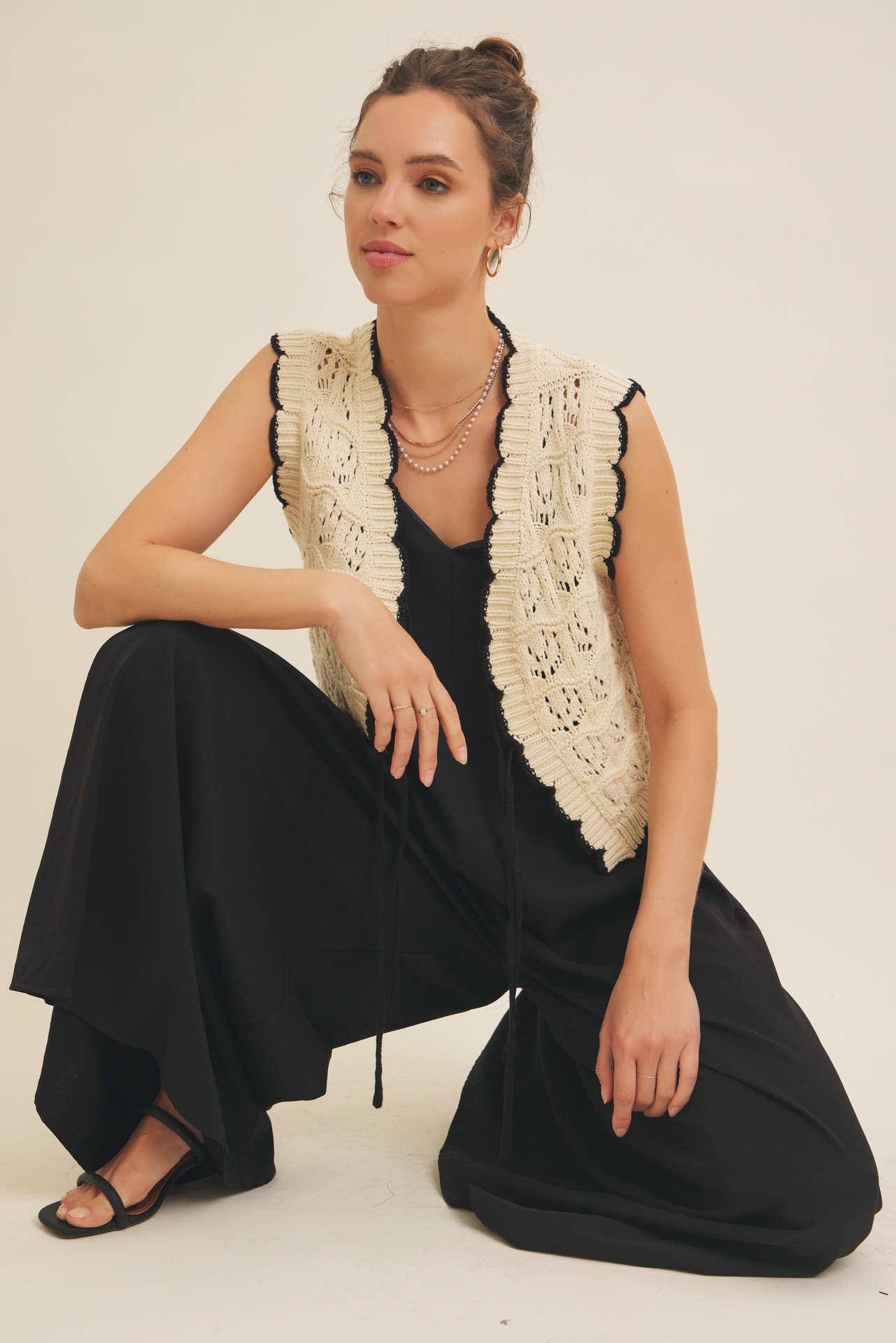 CROCHET SWEATER VEST WITH SCALLOP AND BOW: NATURAL/BLACK