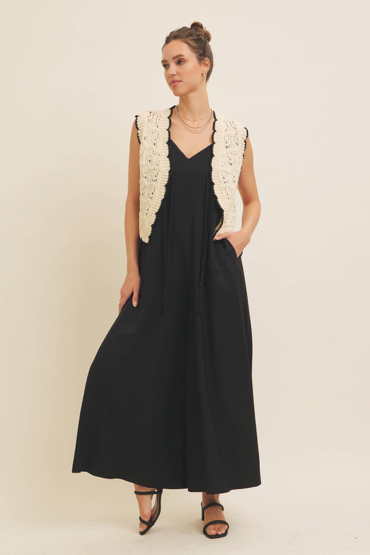 CROCHET SWEATER VEST WITH SCALLOP AND BOW: NATURAL/BLACK