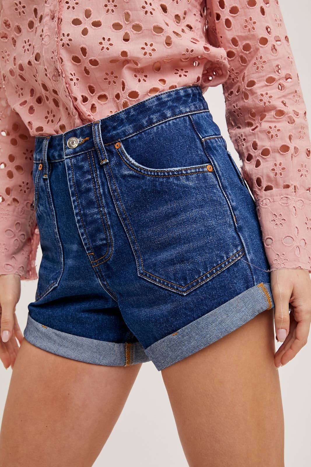 WESTERN POCKET ROLLED HEM DENIM SHORTS: MED.WASH / M