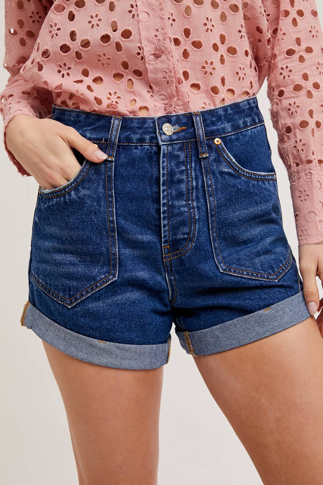 WESTERN POCKET ROLLED HEM DENIM SHORTS: MED.WASH / M
