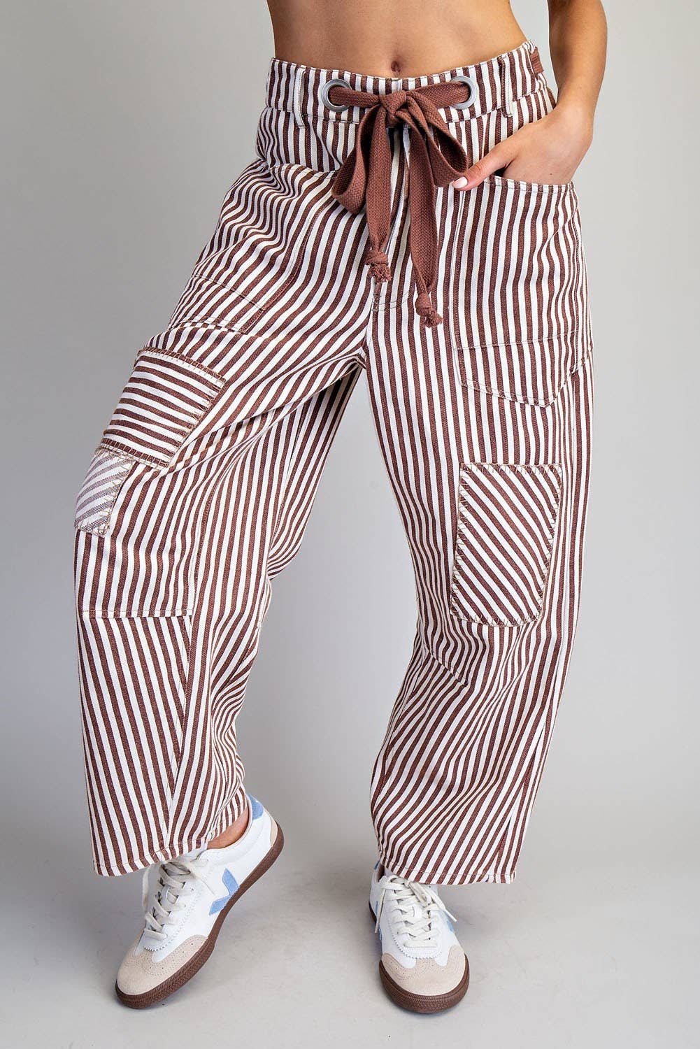 STRIPED DRAWSTRING BARREL PANTS: CARAMEL