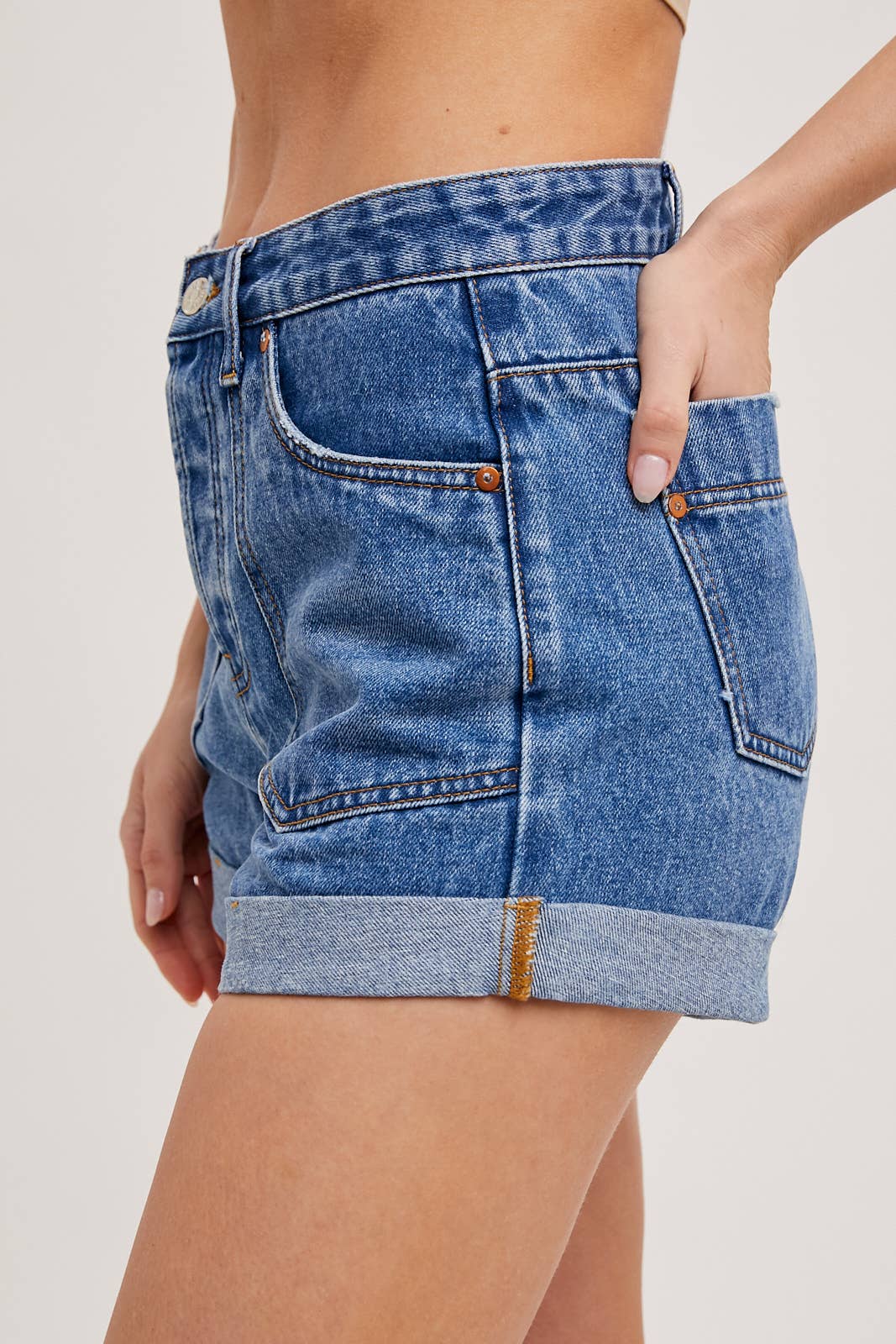 WESTERN POCKET ROLLED HEM DENIM SHORTS: MED.WASH / M